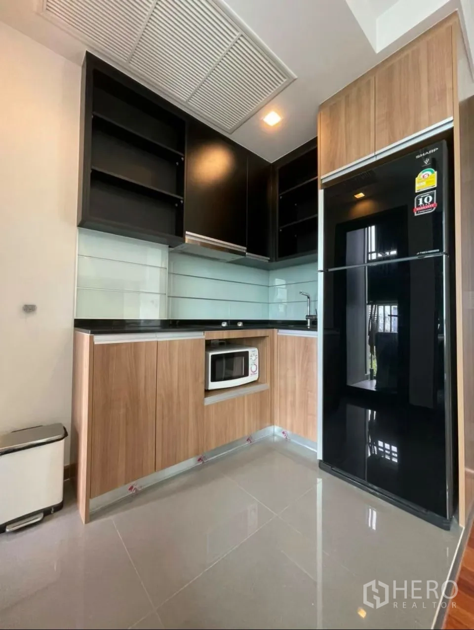 公寓 for rent in Ratchathewi, Bangkok - 现代紧凑厨房，黑色台面，配微波炉与高柜冰箱。