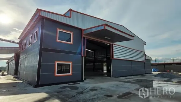 โรงงาน ให้เช่าหรือขายในPhanat Nikhom, Chon Buri - ด้านหน้าโรงงานช่องโหลดสูง เชื่อมต่อสำนักงาน 2 ชั้นพร้อมหน้าต่าง