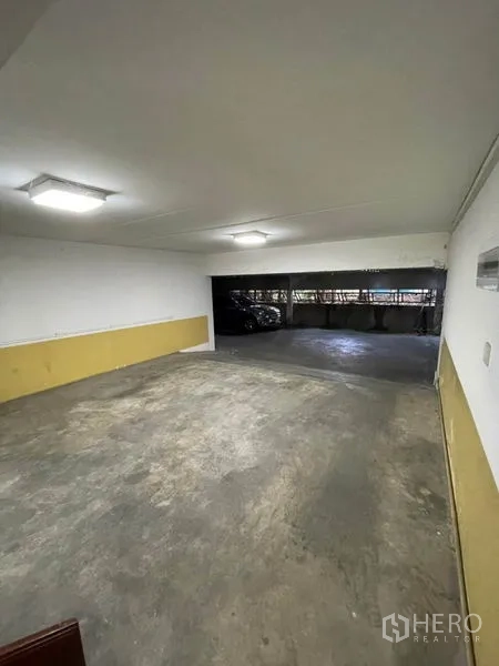 ทาวน์เฮาส์ ให้เช่าในKhlong Toei, Bangkok - ที่จอดรถในร่มแบบมีหลังคาพร้อมไฟส่องสว่าง