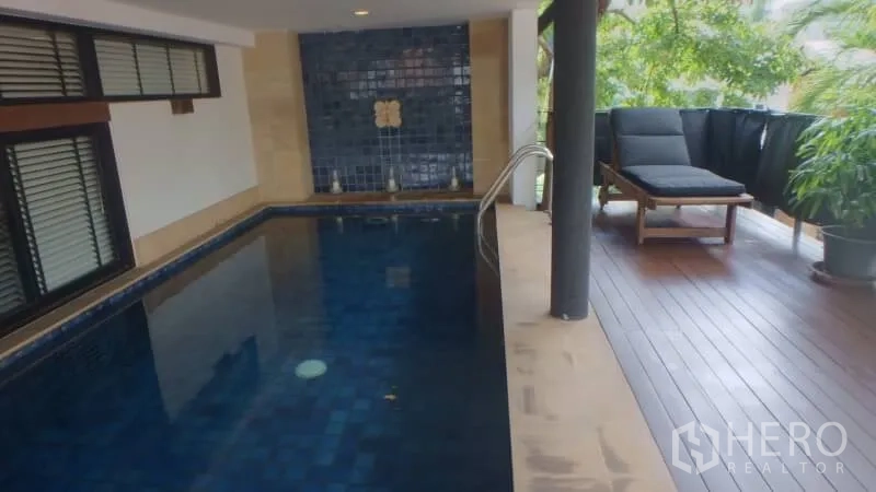 บ้าน ให้เช่าในWatthana, Bangkok - สระว่ายน้ำส่วนตัวแบบมีหลังคา ปูกระเบื้องสีน้ำเงินเข้มพร้อมเตียงอาบแดด