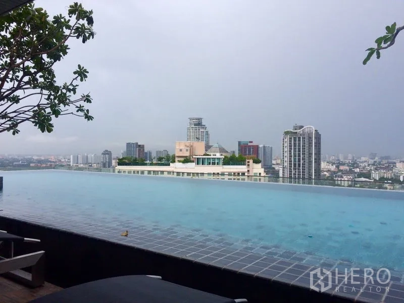 คอนโด ให้เช่าในWatthana, Bangkok - สระว่ายน้ำอินฟินิตี้บนดาดฟ้า มองเห็นสกายไลน์เขตวัฒนา