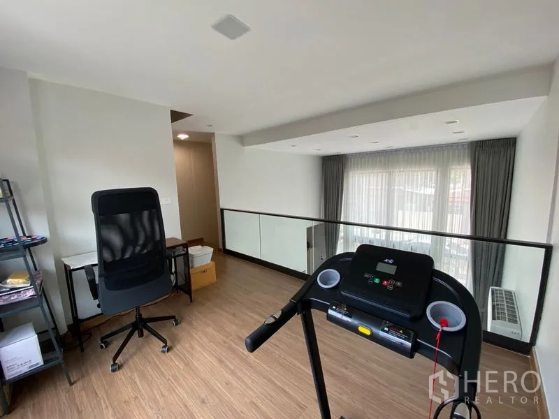 ทาวน์เฮาส์ ให้เช่าในSuan Luang, Bangkok - พื้นที่ชั้นลอยสำหรับทำงานและออกกำลังกาย มีลู่วิ่ง โต๊ะทำงาน และราวกันตกกระจก