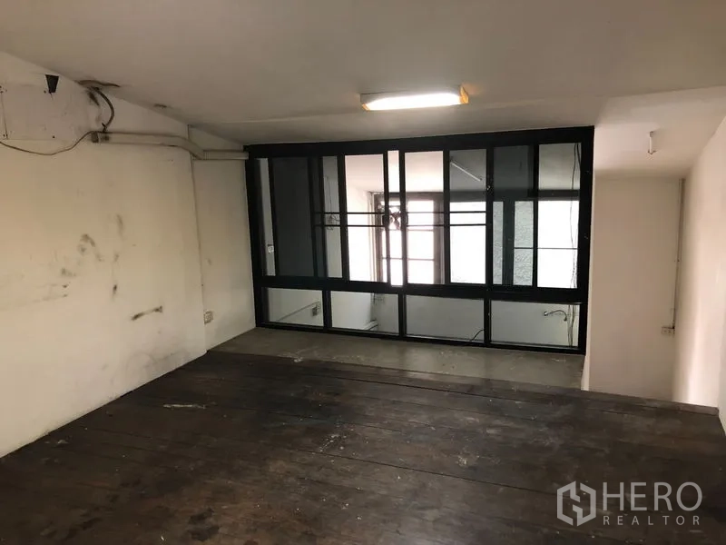 อาคารพาณิชย์ ให้เช่า - ชั้นลอยพื้นไม้เข้ม พร้อมหน้าต่างบานเลื่อนกรอบดำ