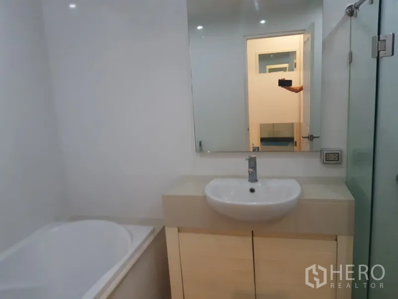 คอนโด ให้เช่าในKhlong Toei, Bangkok - ห้องน้ำสะอาดตา มีเคาน์เตอร์อ่างล้างหน้า กระจกบานใหญ่ และอ่างอาบน้ำในตัว