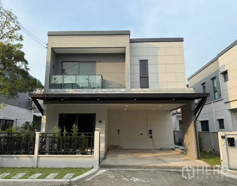 Detached House for sale in Bang Phli, Samut Prakan - Modern two-storey detached house with glass balcony and covered carport in Bang Phli, Samut Prakan.