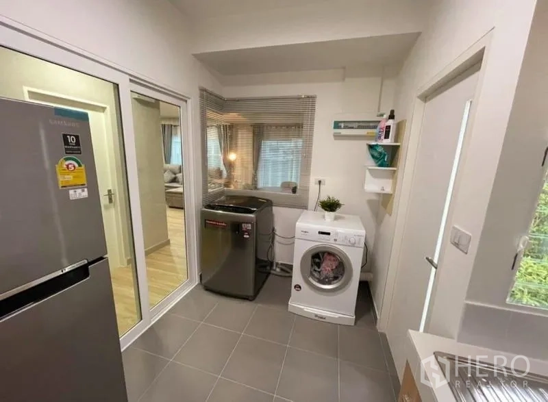 Detached House for rent or sale - Utility and laundry room with washing machines, refrigerator and tiled floor