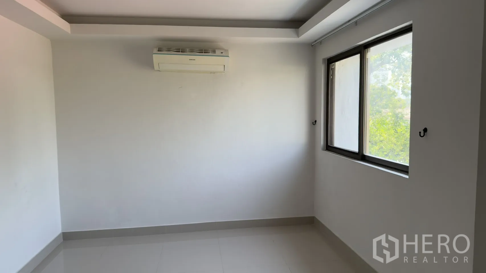 ทาวน์เฮาส์ for rent in Watthana, Bangkok - ห้องนอนกะทัดรัดพร้อมเครื่องปรับอากาศและหน้าต่างสองบานมองเห็นต้นไม้