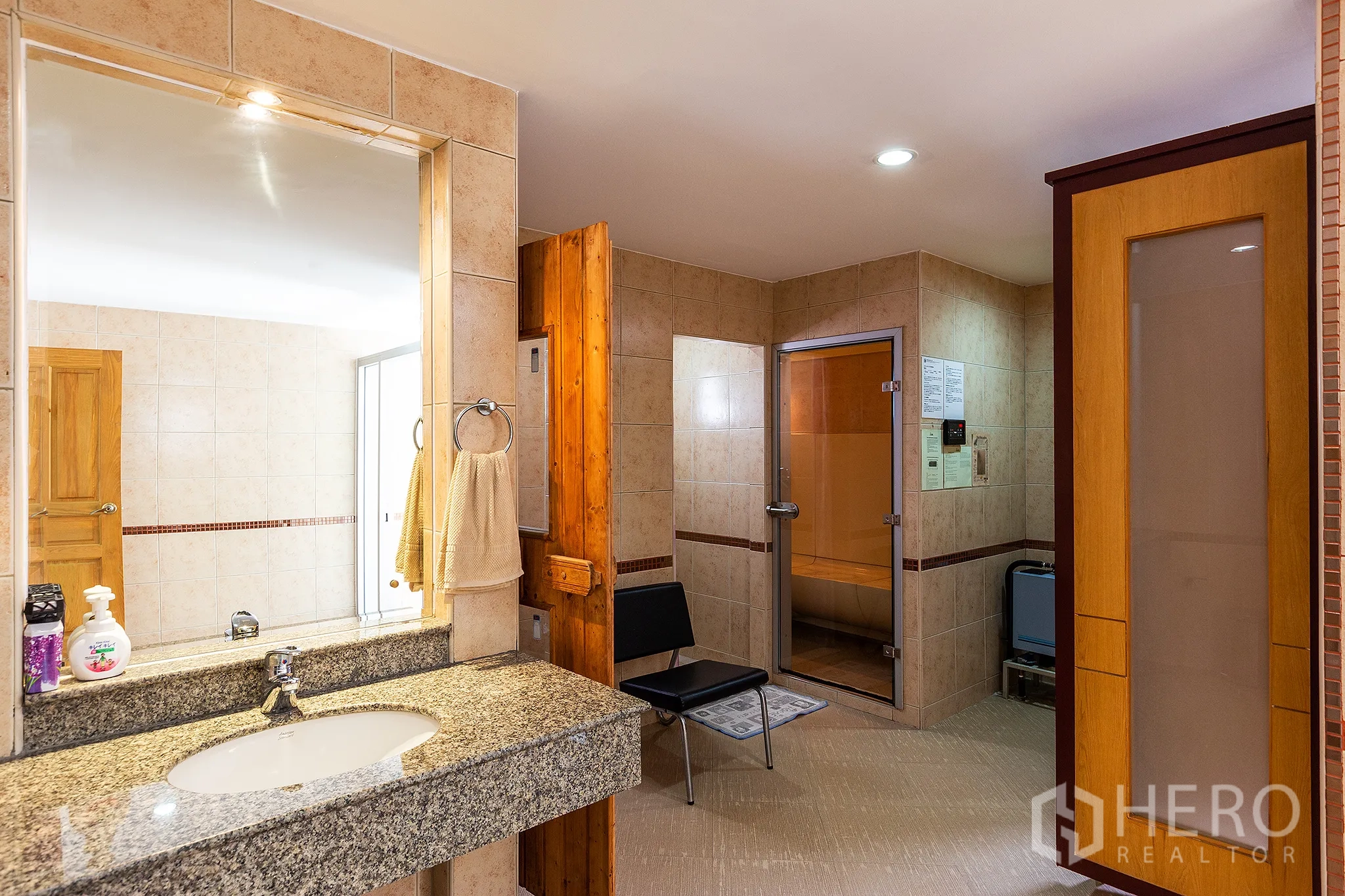 อพาร์ทเมนท์ ให้เช่าในRatchathewi, Bangkok - ห้องน้ำปูกระเบื้อง เคาน์เตอร์หินแกรนิต พร้อมห้องซาวน่าประตูกระจก