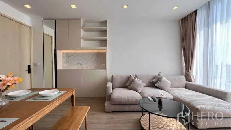 คอนโด ให้เช่าในWatthana, Bangkok - เลานจ์อบอุ่นด้วยโซฟาเข้ามุมและตู้บิลท์อินผนังลายหินอ่อนแบบไฟซ่อน