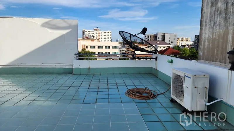 สำนักงาน ให้เช่าหรือขายในKhlong Toei, Bangkok - ดาดฟ้าปูกระเบื้อง เห็นวิวเมือง พร้อมจานดาวเทียมและคอมเพรสเซอร์แอร์