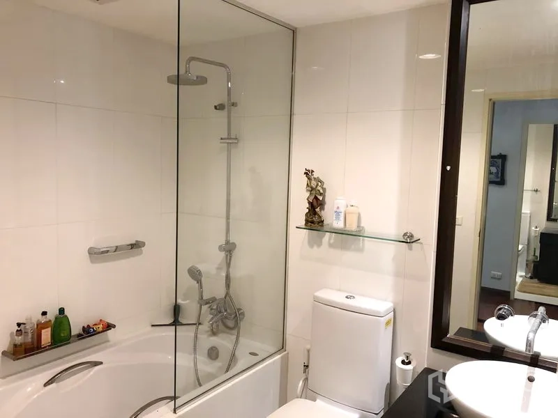 คอนโด ให้เช่าในWatthana, Bangkok - ห้องน้ำสมัยใหม่พร้อมอ่างอาบน้ำ ฉากกั้นกระจก และกระจกบานใหญ่