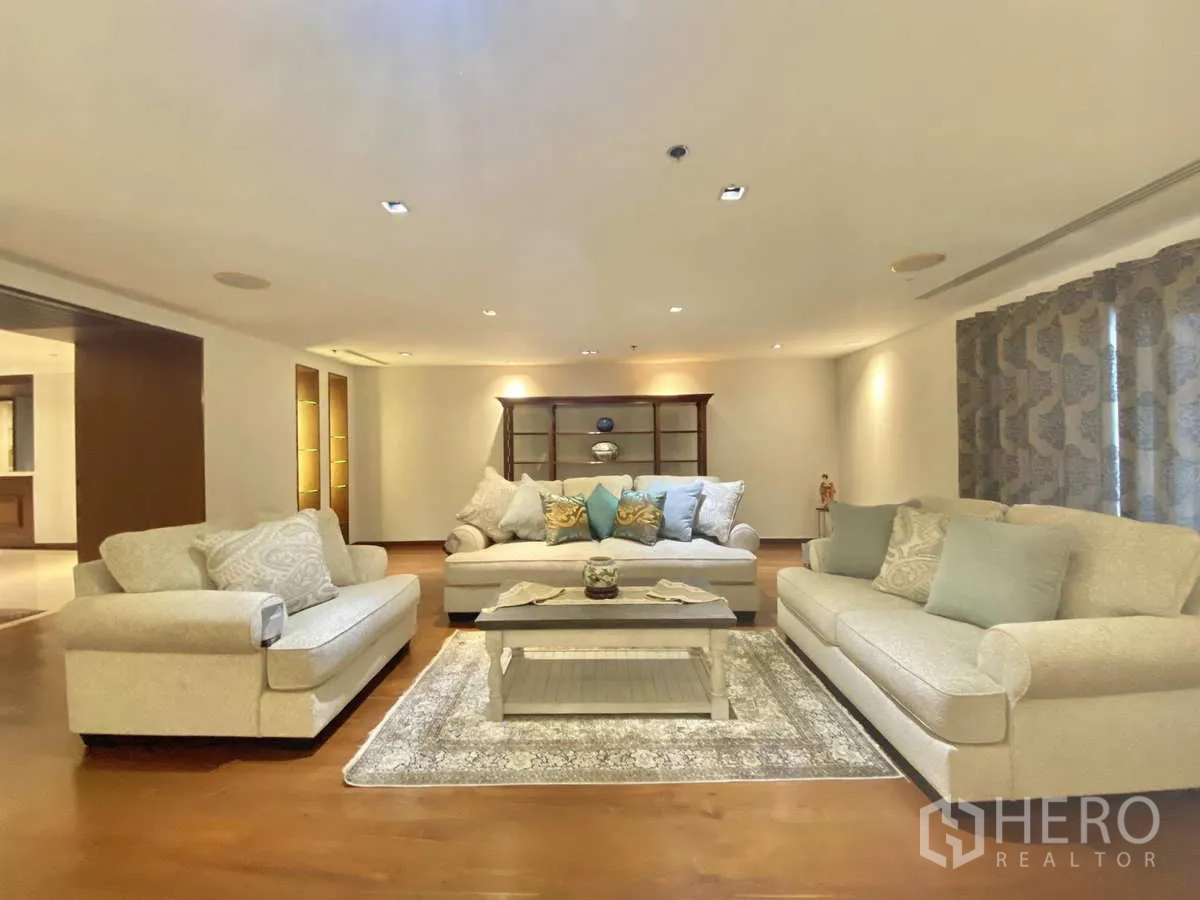 คอนโด ให้เช่าหรือขายในWatthana, Bangkok - ห้องรับแขกสว่างด้วยโซฟา 3 ชุดรอบโต๊ะกลางและพรมลาย