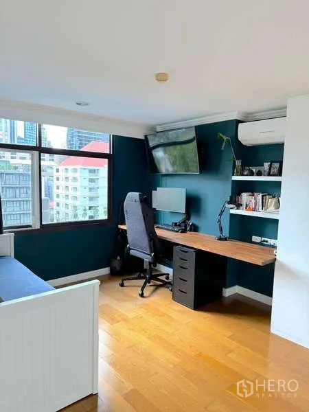 คอนโด ให้เช่าในKhlong Toei, Bangkok - โซนทำงานที่บ้าน โต๊ะเข้ามุมพร้อมจอภาพและหน้าต่างกว้าง