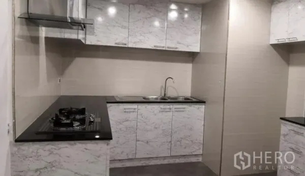 คอนโด ให้เช่าในKhlong Toei, Bangkok - ห้องครัวบิวท์อินตู้ลายหินอ่อน เคาน์เตอร์หินสีดำ เตาแก๊ส และเครื่องดูดควันสแตนเลส