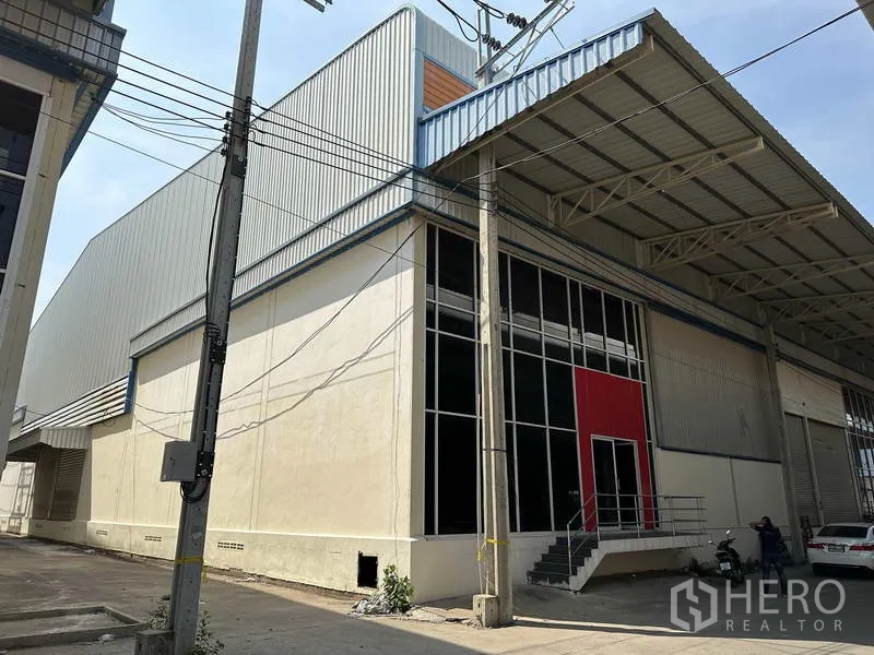 โรงงาน ให้เช่าในBang Phli, Samut Prakan - มุมมองภายนอกอาคารคลุมเมทัลชีทสูง มีช่องหน้าต่างและพื้นที่โหลดสินค้ามีหลังคา