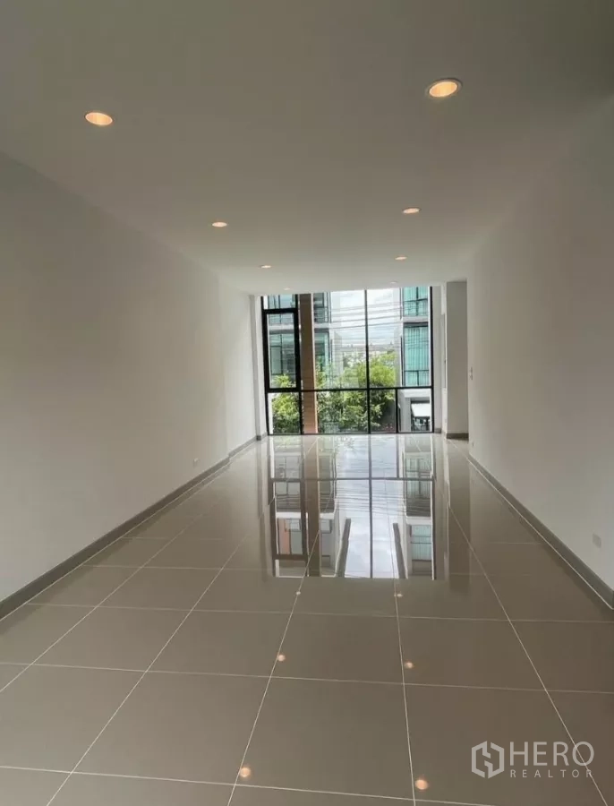 สำนักงานที่บ้าน ให้เช่าในBueng Kum, Bangkok - ชั้นบนโปร่งสว่าง หน้าต่างบานใหญ่ มองเห็นวิวถนนด้านหน้า