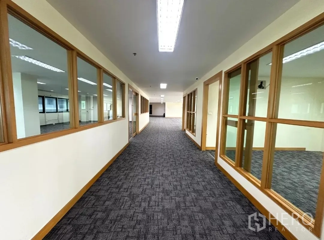 สำนักงาน ให้เช่าในBang Rak, Bangkok - โถงทางเดินยาวมีผนังกระจกสองฝั่งสู่โถงทำงาน