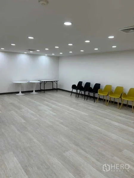 สำนักงาน ให้เช่าในKhlong Toei, Bangkok - พื้นที่ประชุมหรืออบรม เพดานไฟดาวน์ไลท์ พื้นลามิเนต เก้าอี้เรียงชิดผนัง