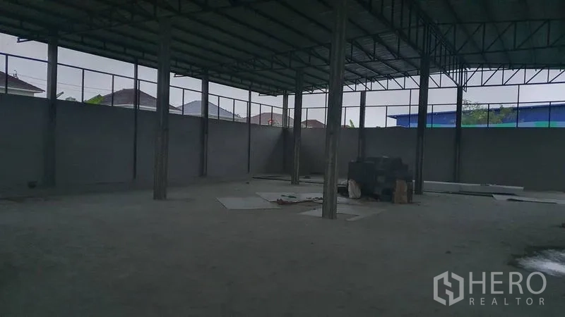 货栈 出租在Khlong Sam Wa, Bangkok - 宽敞的未完工仓库内部，钢桁架屋顶与混凝土地面