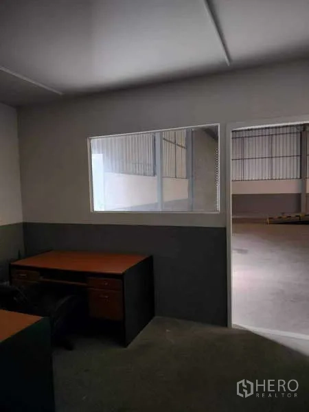 Warehouse for rent in Lat Krabang, Bangkok - Small office room with window overlooking the warehouse