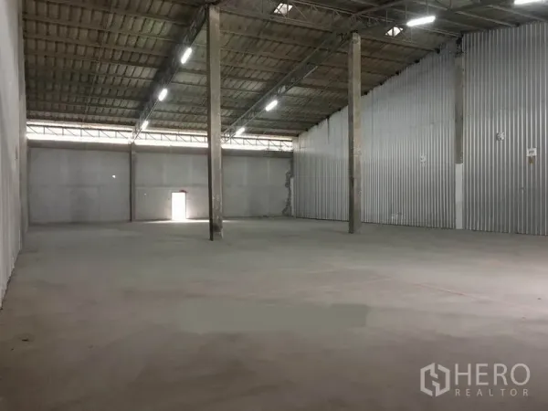 คลังสินค้า ให้เช่าในBang Phli, Samut Prakan - พื้นที่ภายในโกดังโล่ง โปร่งเพดานสูง ไฟส่องสว่างยาว ผนังเมทัลชีท และพื้นคอนกรีตเรียบ