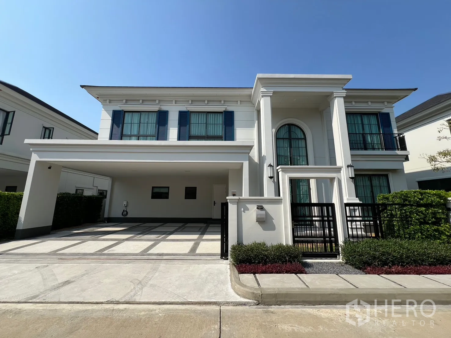 บ้านเดี่ยว for rent in Bang Phli, Samut Prakan - หน้าบ้านเดี่ยวสองชั้นสไตล์หรู มีกำแพงรั้วและโรงจอดรถในร่ม