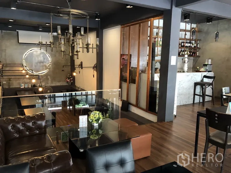 店屋 出租在Ratchathewi, Bangkok - 开放式咖啡馆布局，水泥特色墙灯、休闲沙发角与吧台