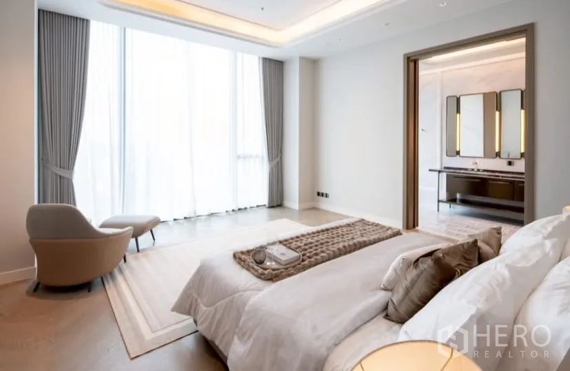 公寓 出租或出售在Pathum Wan, Bangkok - 主卧另一角度，超高窗帘与通向大理石卫浴的入口。