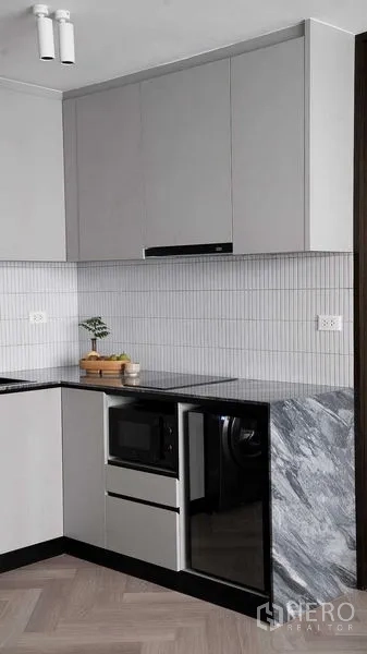 คอนโด ขายในRatchathewi, Bangkok - มุมครัวเคาน์เตอร์หิน พร้อมไมโครเวฟบิลท์อินและตู้เย็นเล็ก