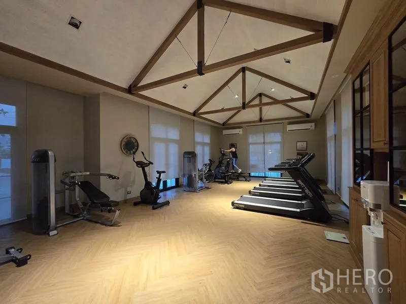独立式住宅 出租在Bang Phli, Samut Prakan - 社区健身房，配置跑步机、动感单车、力量器械与挑高屋顶。