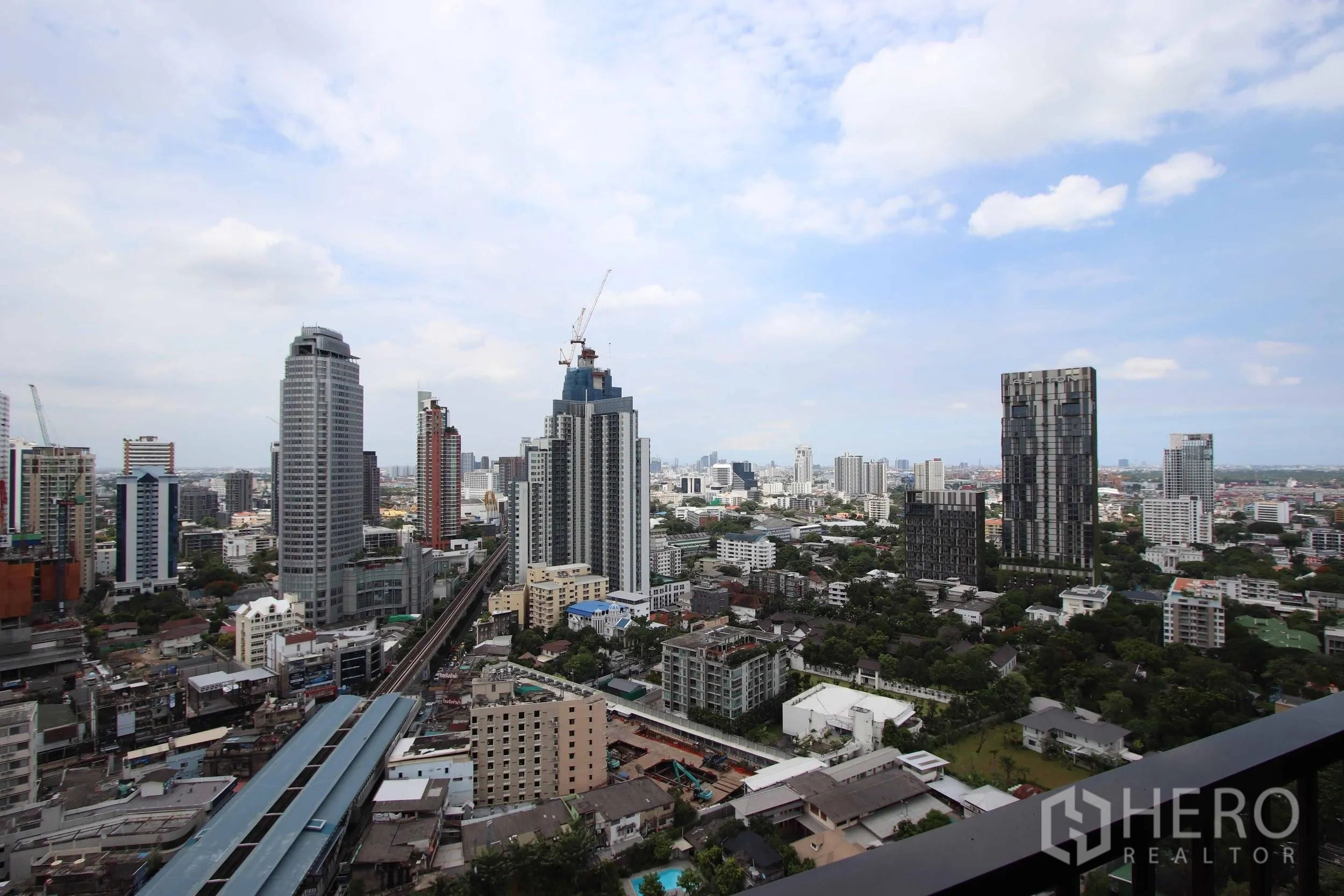 คอนโด ให้เช่าในKhlong Toei, Bangkok - วิวสกายไลน์สุขุมวิทและแนวรถไฟฟ้า BTS จากระเบียงคอนโดในเขตคลองเตย.
