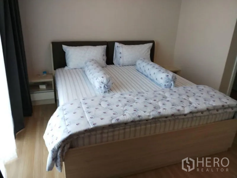 ทาวน์เฮาส์ ให้เช่าในSuan Luang, Bangkok - ห้องนอนกว้าง เตียงคิงไซส์ พื้นไม้สีอ่อน และโต๊ะข้างเตียง