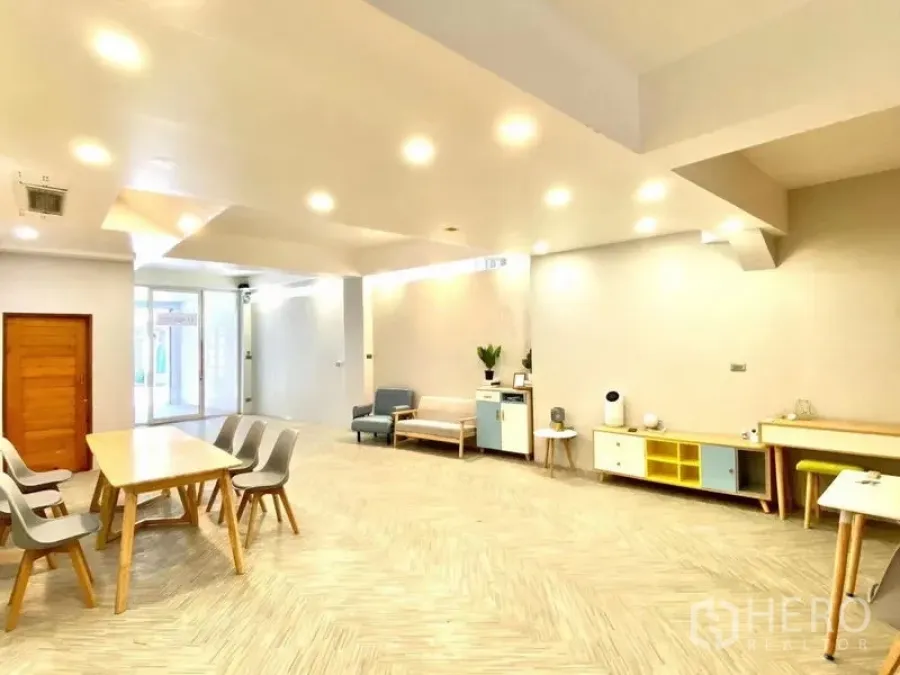 พื้นที่ขายปลีก ให้เช่าในWatthana, Bangkok - ภาพมุมกว้างของพื้นที่ค้าปลีก 120 ตร.ม. พื้นลายก้างปลาและไฟดาวน์ไลท์ ใกล้ BTS เอกมัย