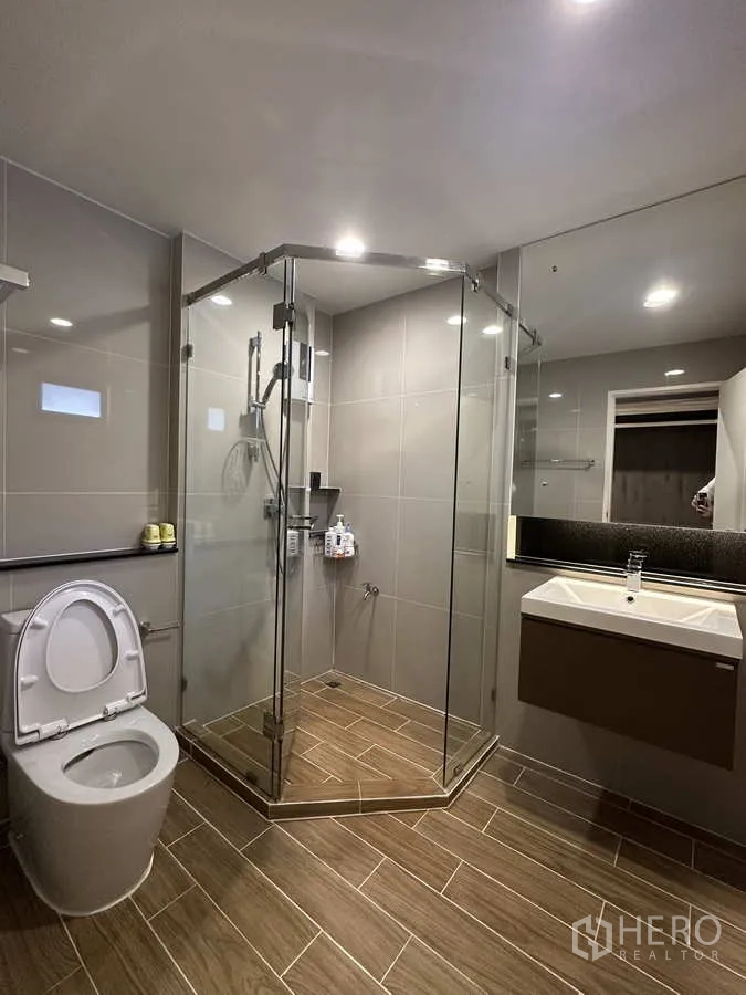 บ้าน ให้เช่าหรือขายในLam Luk Ka, Pathum Thani - ห้องน้ำสมัยใหม่ ลดส่วนอาบน้ำกระจก อ่างล้างหน้าแขวนผนัง และพื้นกระเบื้อง.