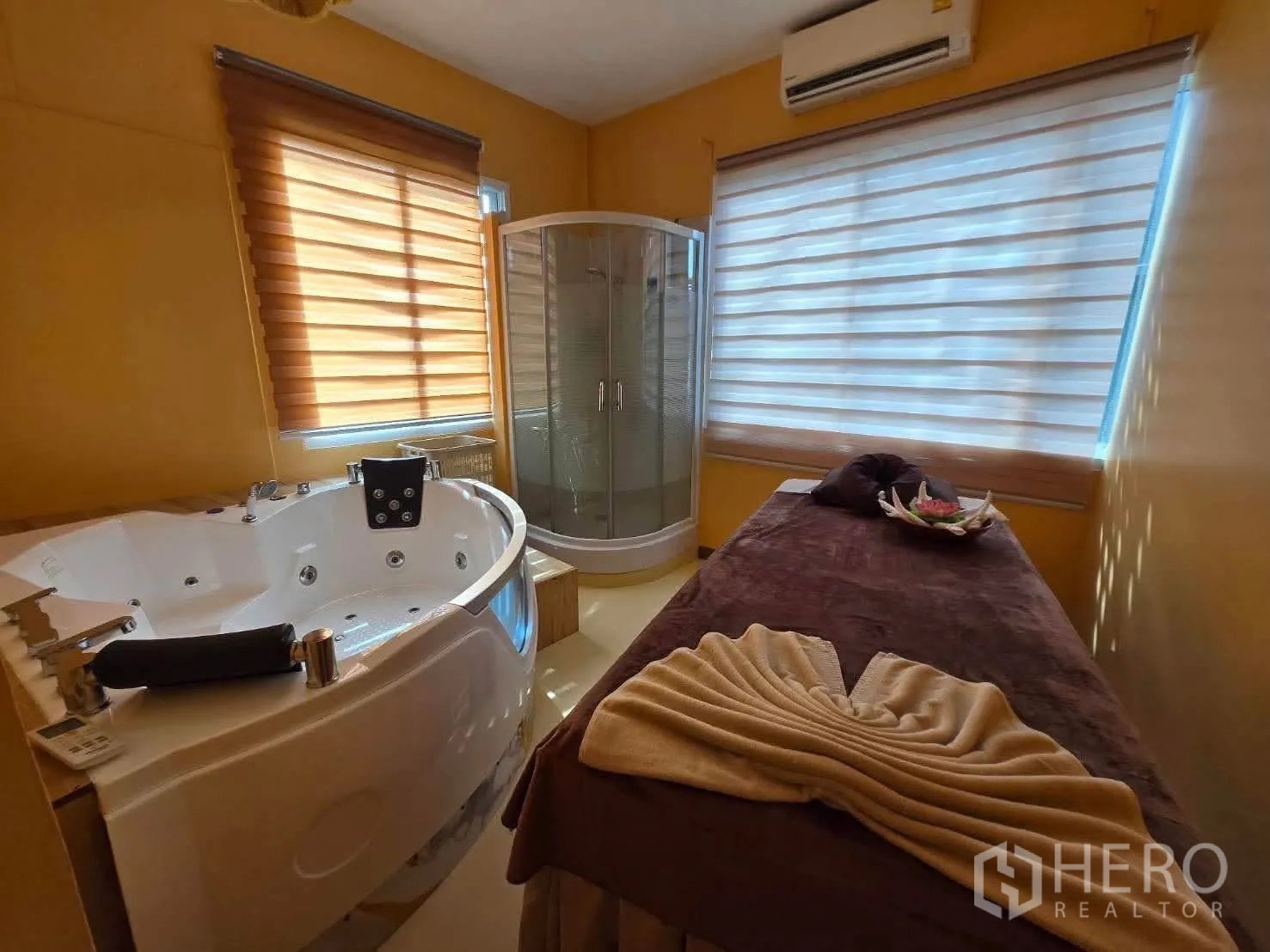 Retail Space for rent in Lat Phrao, Bangkok - Private treatment room with jacuzzi tub, glass shower and massage bed.