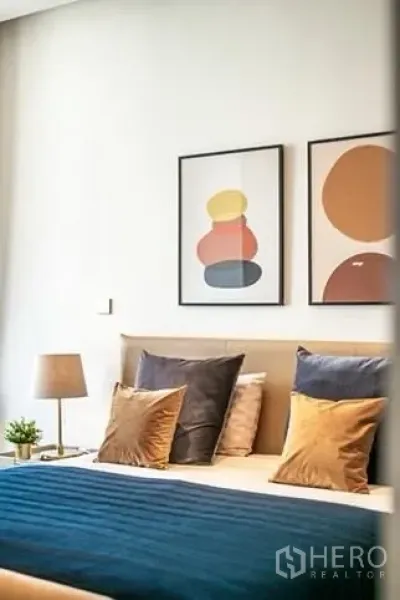 คอนโด ให้เช่าในBang Rak, Bangkok - ห้องนอนอบอุ่น ติดภาพศิลป์ กับผ้าห่มสีน้ำเงิน