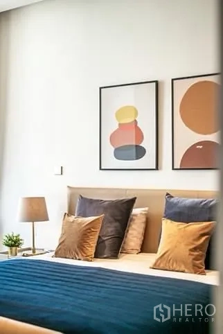 คอนโด ให้เช่าในBang Rak, Bangkok - ห้องนอนอบอุ่น ติดภาพศิลป์ กับผ้าห่มสีน้ำเงิน