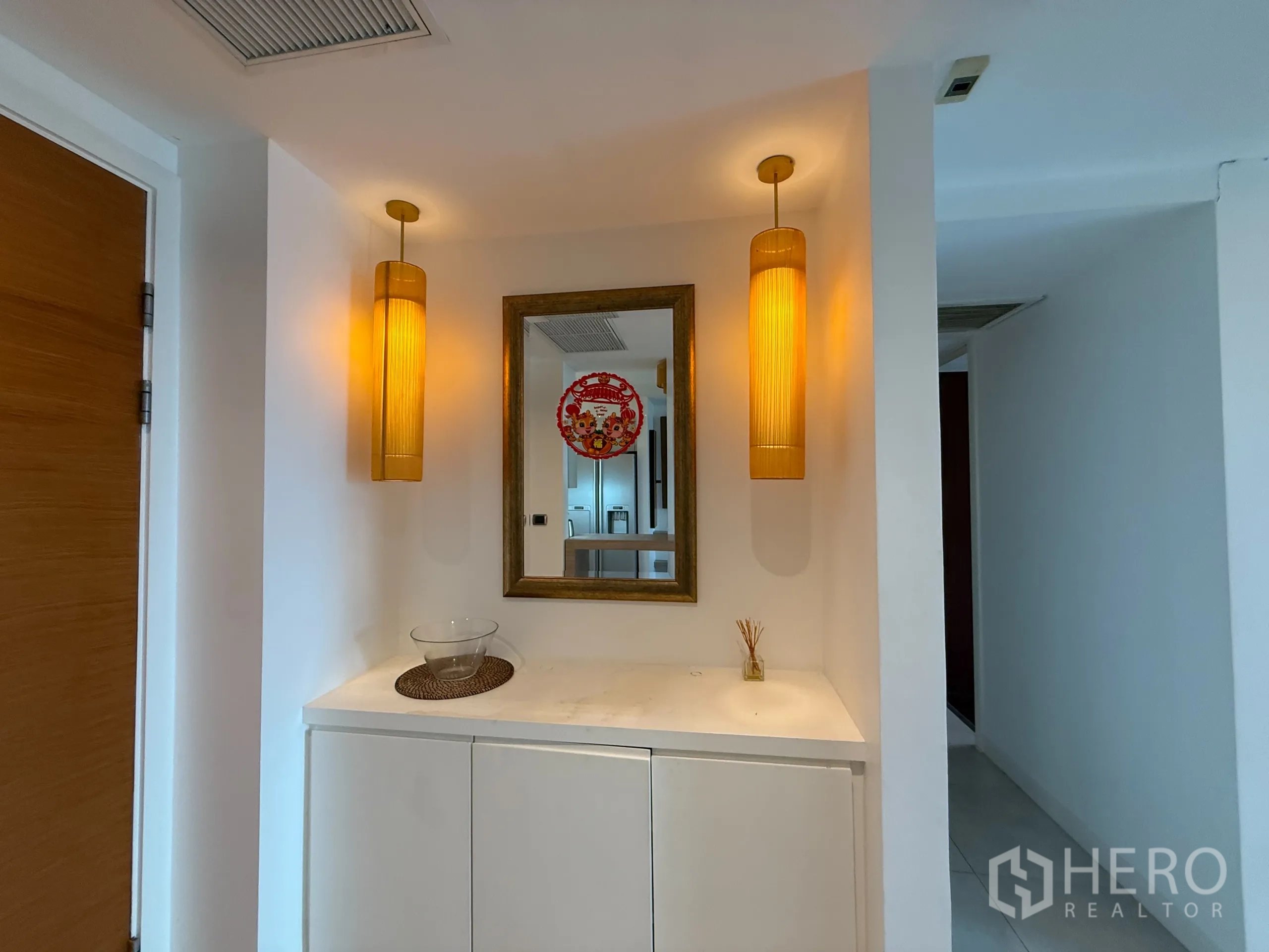 คอนโด ให้เช่าในPhaya Thai, Bangkok - พื้นที่วางคอนโซลหน้ากระจกพร้อมโคมแขวนคู่ ให้บรรยากาศอบอุ่น