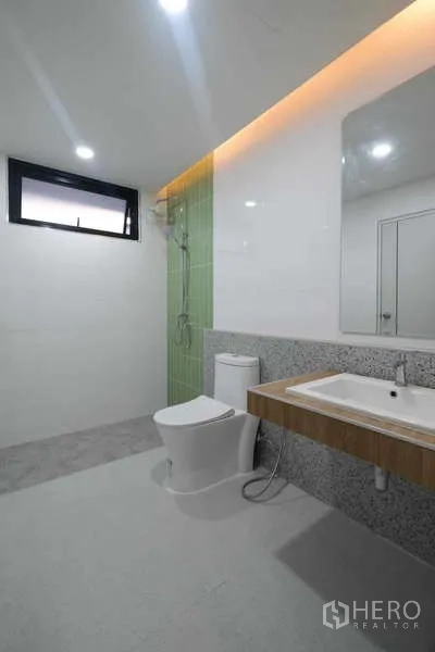 独立式住宅 出售在Bueng Kum, Bangkok - 现代卫浴，步入式淋浴区，绿色点缀瓷砖，悬空洗手台与坐便器