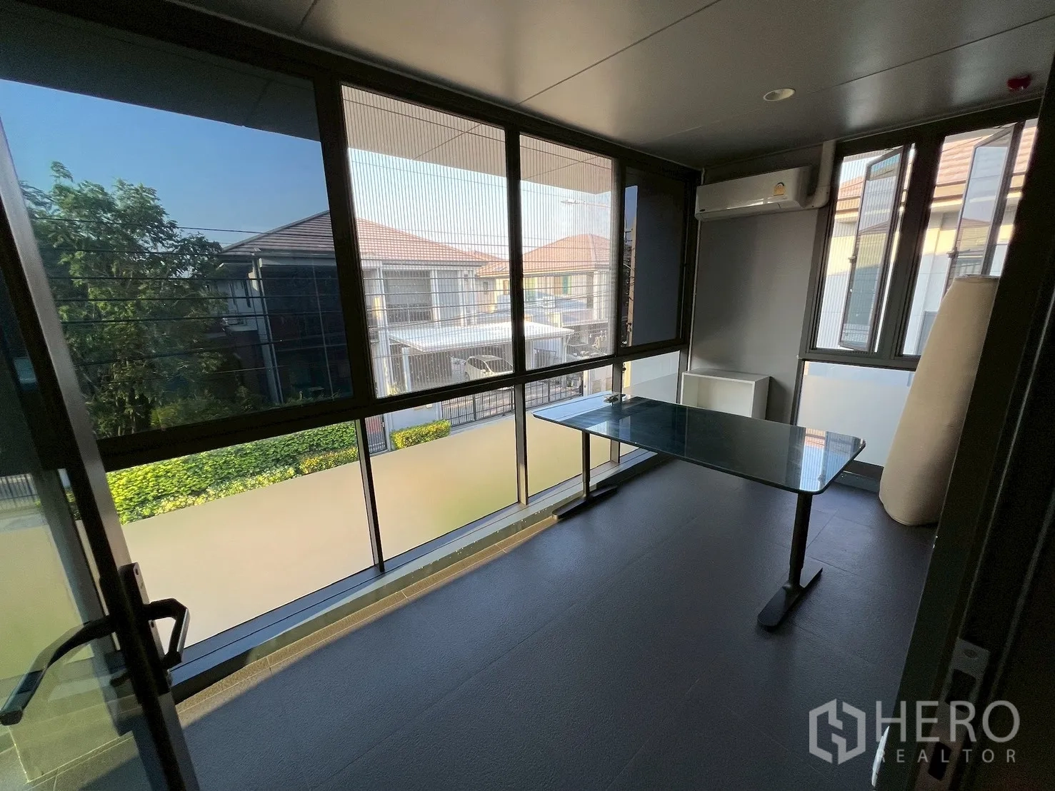 独栋房屋 for rent in Bang Kapi, Bangkok - 封闭阳台/日光房，落地窗与空调。