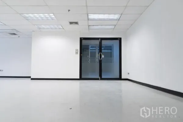 สำนักงาน ให้เช่าในRatchathewi, Bangkok - ประตูกระจกบานคู่ทางเข้าสำนักงานสีขาวสมัยใหม่ พร้อมเพดานทีบาร์และไฟสว่าง