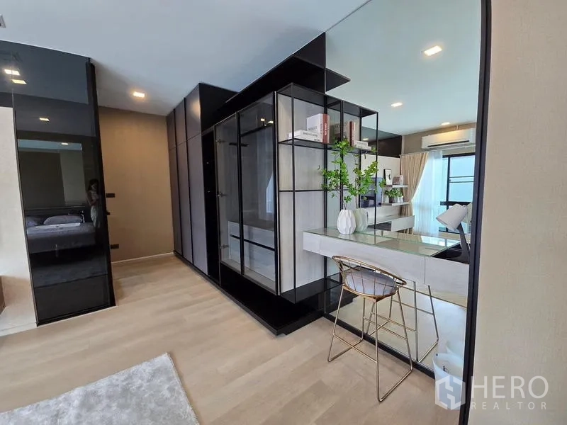 ทาวน์เฮาส์ ให้เช่า - ห้องแต่งตัววอล์กอิน ตู้เสื้อผ้ากระจก และโต๊ะเครื่องแป้งพร้อมกระจก