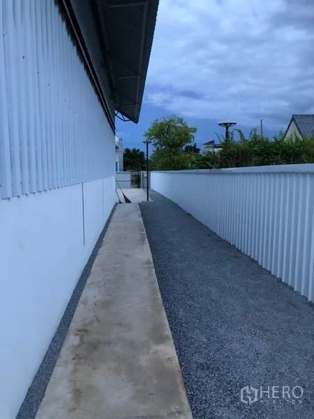 คลังสินค้า ให้เช่าในBueng Kum, Bangkok - ทางบริการยาวขนาบรั้วเมทัลชีทและพื้นโรยหินกรวด