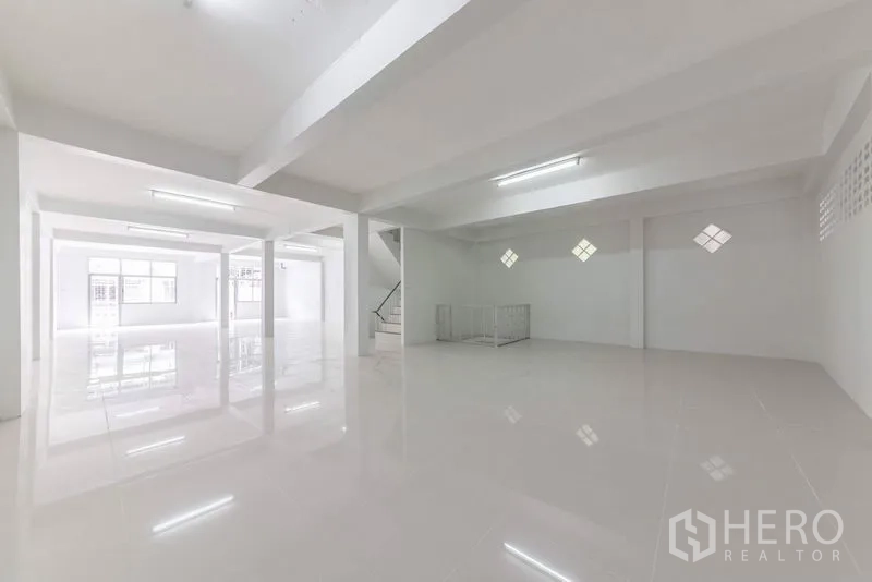 Home Office for sale in Bang Kho Laem, Bangkok - Expansive area with pillars, multiple windows and stair access, ideal for showroom.