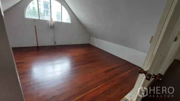 สำนักงาน ให้เช่าในWatthana, Bangkok - ห้องเพดานลาดพร้อมหน้าต่างโค้ง พื้นไม้เงา มองเห็นวิวเมือง เหมาะเป็นห้องประชุมหรือห้องผู้บริหาร