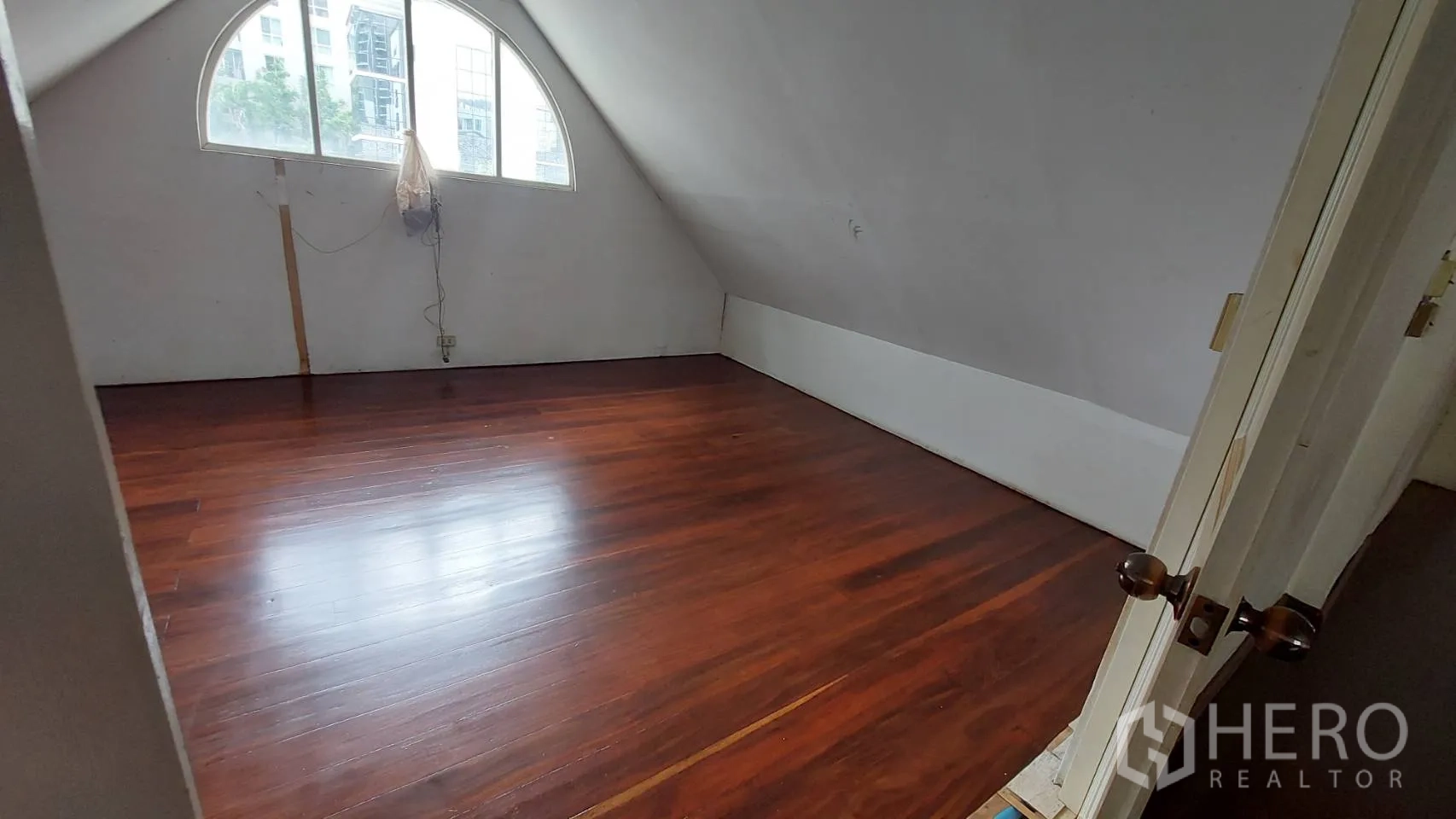 สำนักงาน ให้เช่าในWatthana, Bangkok - ห้องเพดานลาดพร้อมหน้าต่างโค้ง พื้นไม้เงา มองเห็นวิวเมือง เหมาะเป็นห้องประชุมหรือห้องผู้บริหาร