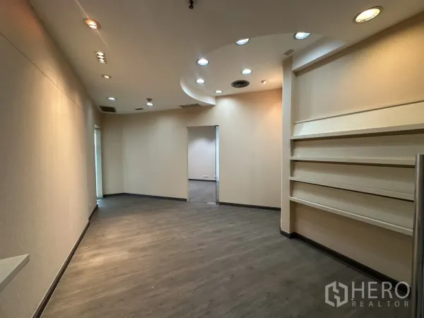 สำนักงาน ให้เช่าในBang Rak, Bangkok - โถงเพดานโค้งพร้อมไฟดาวน์ไลท์ ชั้นวางบิวท์อิน และพื้นลายไม้