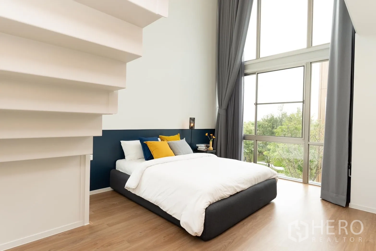 Detached House for rent in Saphan Sung, Bangkok - Airy bedroom with double-height ceiling, tall windows and platform bed
