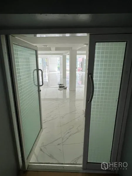 พื้นที่ขายปลีก ให้เช่าในKhlong Toei, Bangkok - ประตูกระจกฝ้าบานเลื่อนเปิดสู่โชว์รูมที่สว่างไสว.