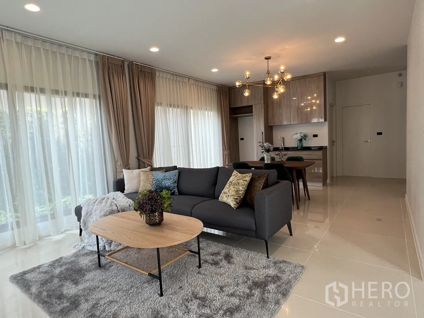 บ้าน ให้เช่าในBang Kapi, Bangkok - ห้องนั่งเล่นเชื่อมต่อพื้นที่รับประทานอาหารและแพนทรี่แสงสวย